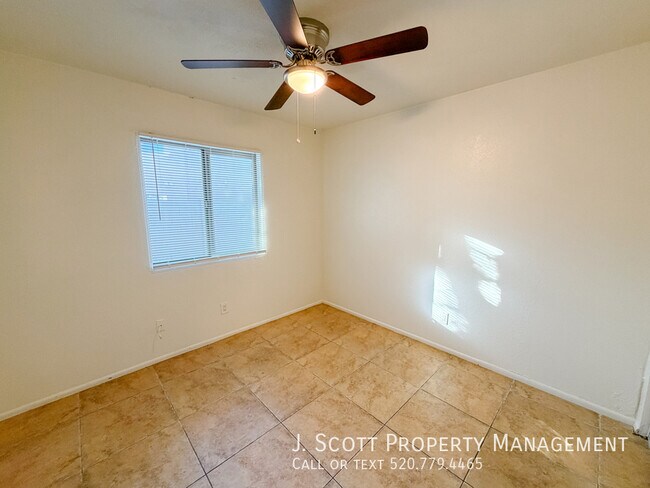 Building Photo - 525 E Peppertree Ave