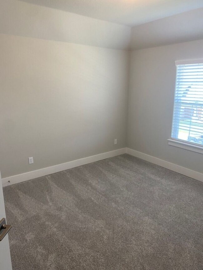 Building Photo - 4/2.5/2 - GREAT LOCATION near downtown and...