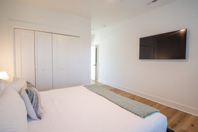 Building Photo - Go with the Flo 2 @ 207 Florence Ave #2
