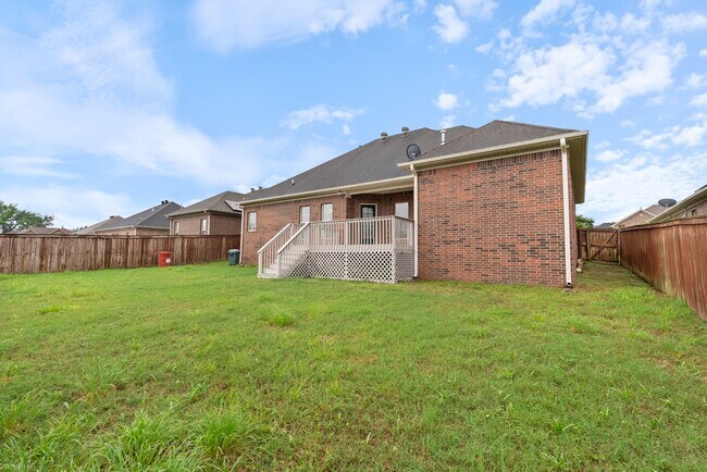 Building Photo - 1300 Edge Valley Dr N