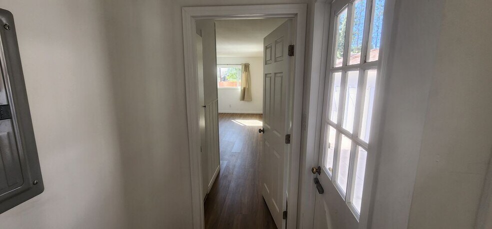 Building Photo - 719 S Walnut