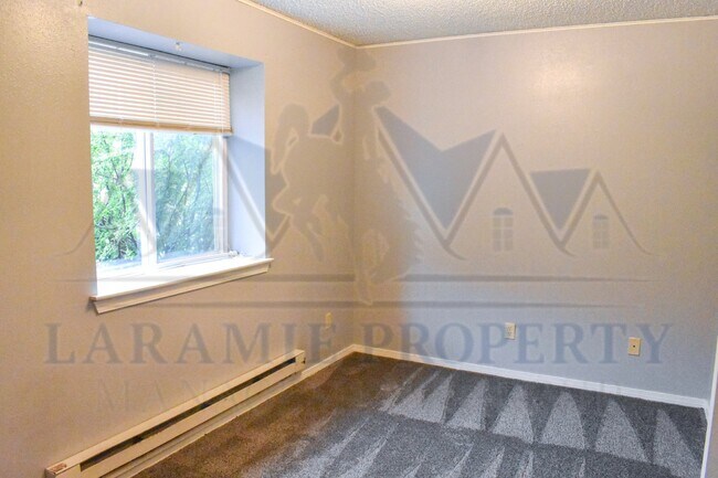 Building Photo - 3 Bedroom 2 Bathroom Apartment