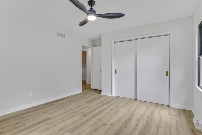 Building Photo - 452 Pasadena Dr