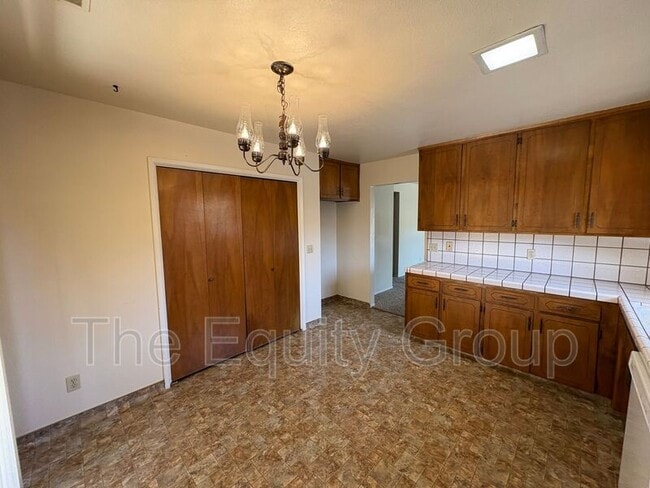 Building Photo - 811 W Arlen Ct