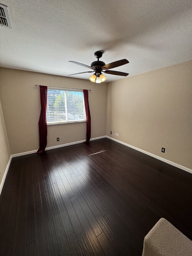 Building Photo - Gorgeous 3 Bedroom, 2 1/2 Bathroom Home in Perfect Brentwood Location
