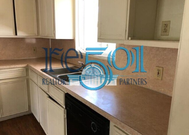 Building Photo - Lovely Home Near UALR