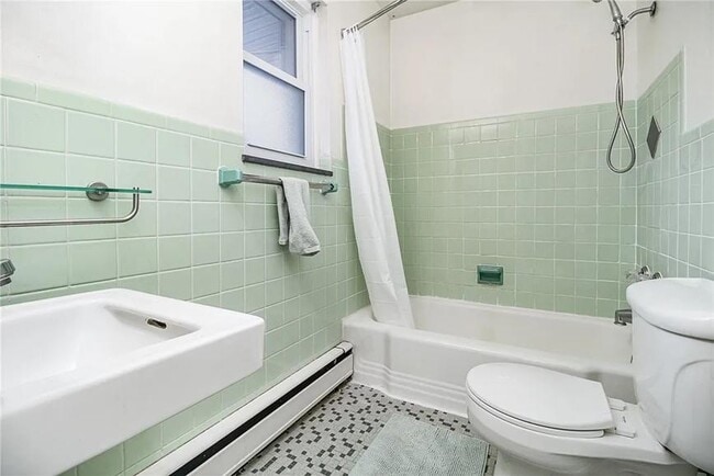 Building Photo - 2458 East Ave