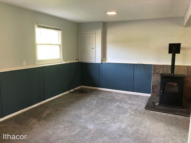 Building Photo - 562 Midline Rd