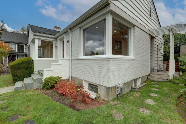 Building Photo - Unique Laurelhurst 3 Bedrooms with 2 Bathr...