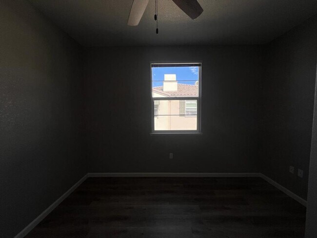 Building Photo - 427 Anchor Ln