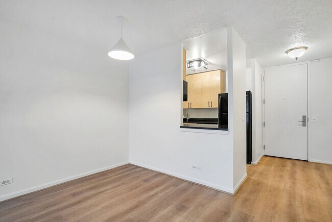 Building Photo - 4343 N Clarendon Ave