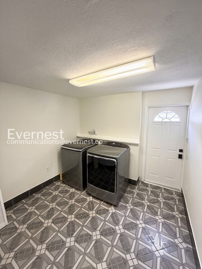 Building Photo - 4 Bed/2.5 Bath Home with Detached Garage / Available Now!