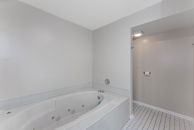 Building Photo - 305 Creekside Dr