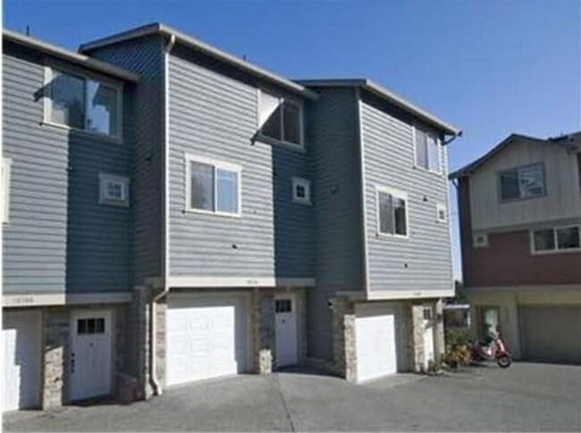 Building Photo - Townhouse Move-In Special – Half Month Free! Beautiful townhouse 3 beds 2.5 baths and garage.