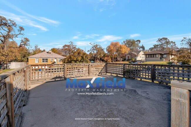 Building Photo - LEASE SPECIAL ! Sugarhouse Bungalow 2 BD 1 BA 1GA - 1500+ sq ft