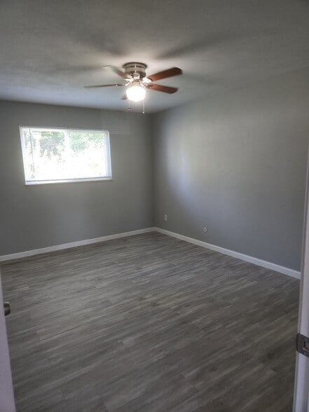 Spacious bedroom - 212 N 44th St