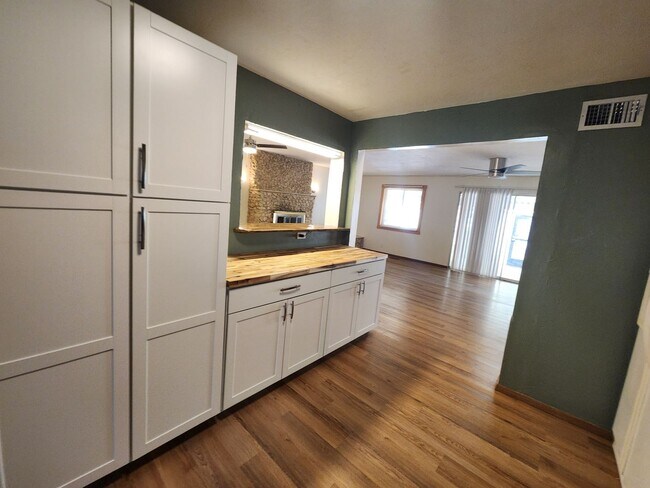 Building Photo - 3 Bedroom 2 Bathroom