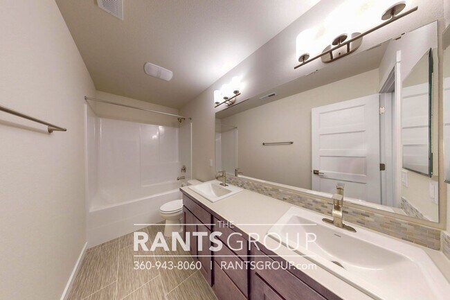 Building Photo - Beautiful Home! Easy JBLM Commute!