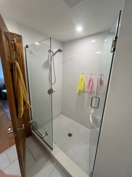 Building Photo - 148 Gore St