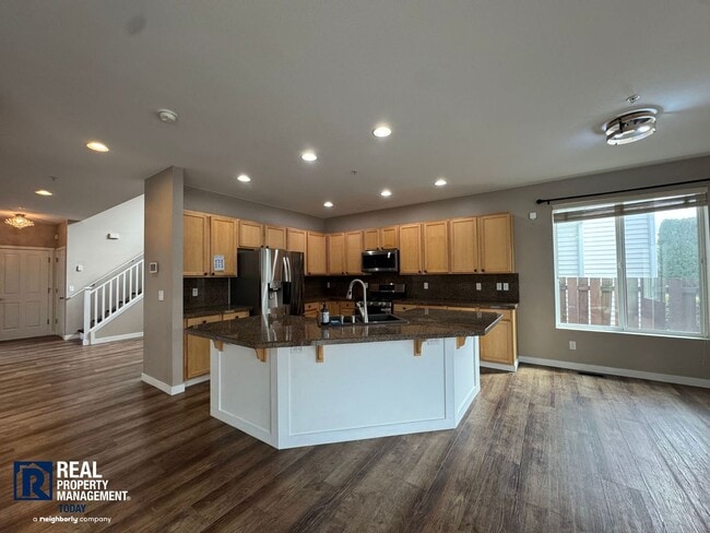Building Photo - Spacious 5-Bedroom Home with 3-Car Garage & Fenced Yard in Kent!!
