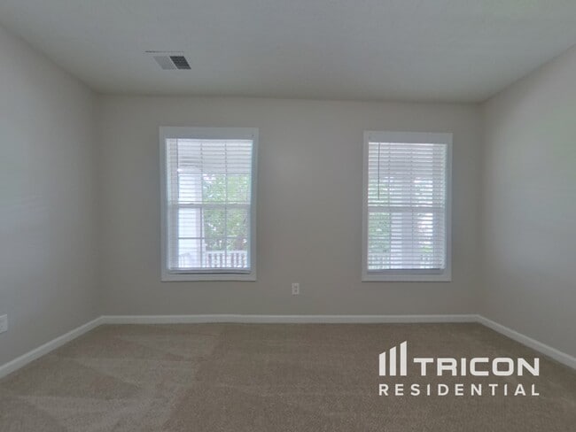 Building Photo - 222 Castlebury Dr