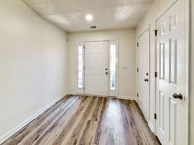 Building Photo - Spacious 5-Bedroom Home Near Lake Acworth!