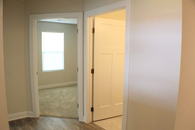 Building Photo - 105 S Peak Dr