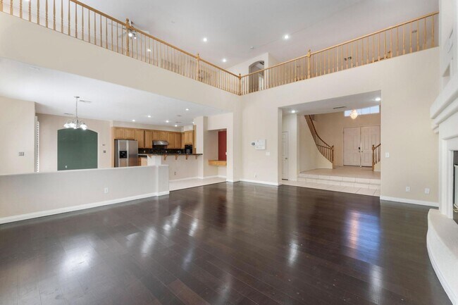 Building Photo - Luxurious Home in Gated Community