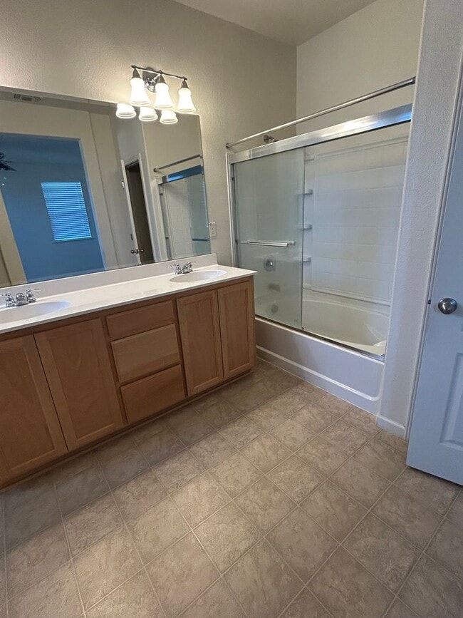 Building Photo - Spacious Beautiful Home in Fantastic Gilro...