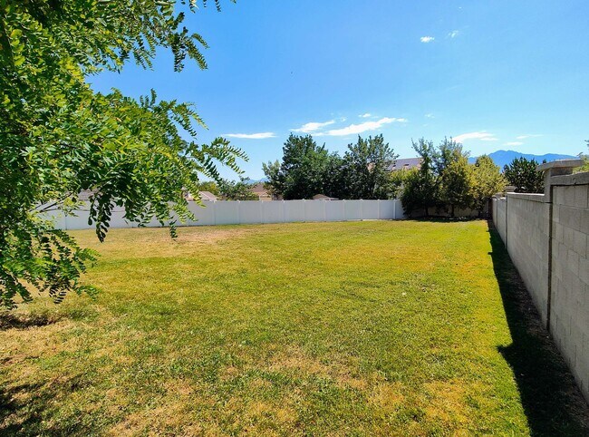 Building Photo - Beautiful 5 Bd 3.5 Ba Home w/Mother-In-Law...