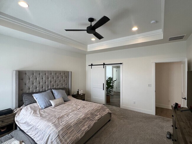 Building Photo - Gorgeous 3 bed 2 ba home in the perfect Me...