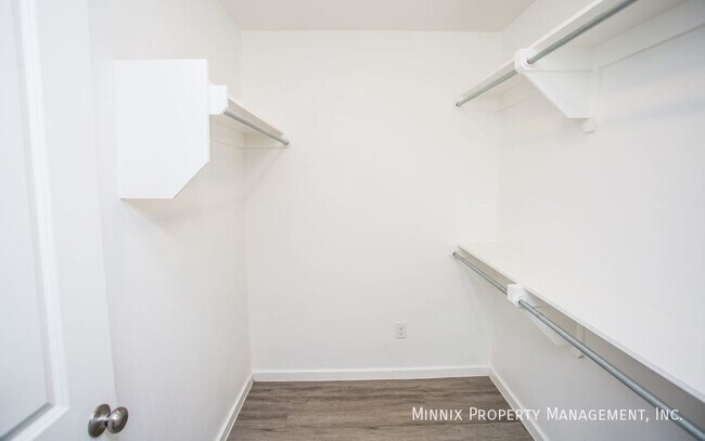 Building Photo - 2005 Kenwood Ave