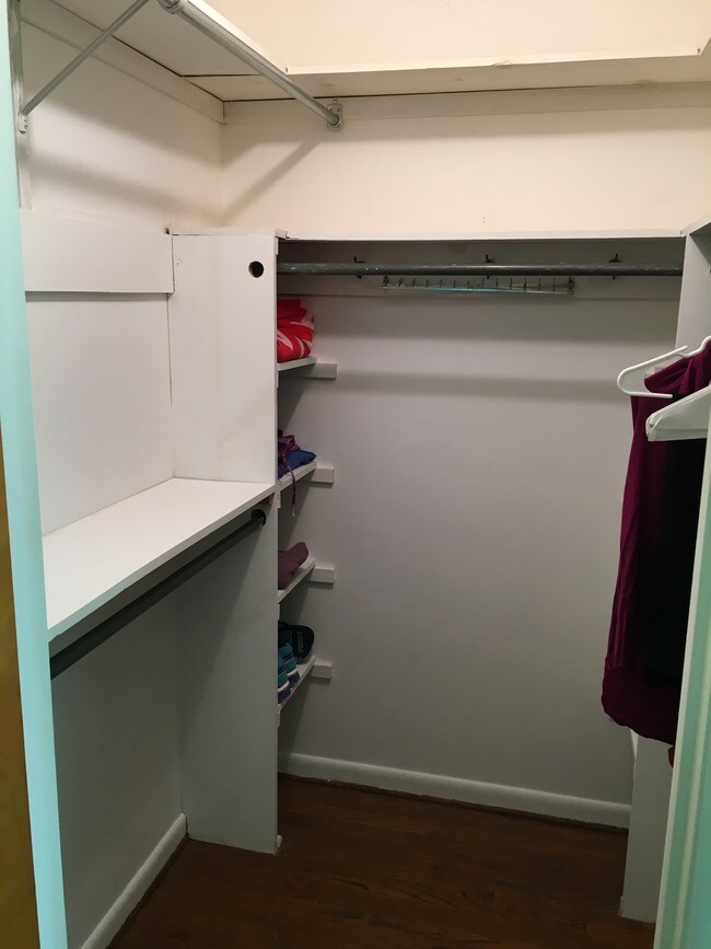 Master suite walk in closet - 914 Crestwood Ln