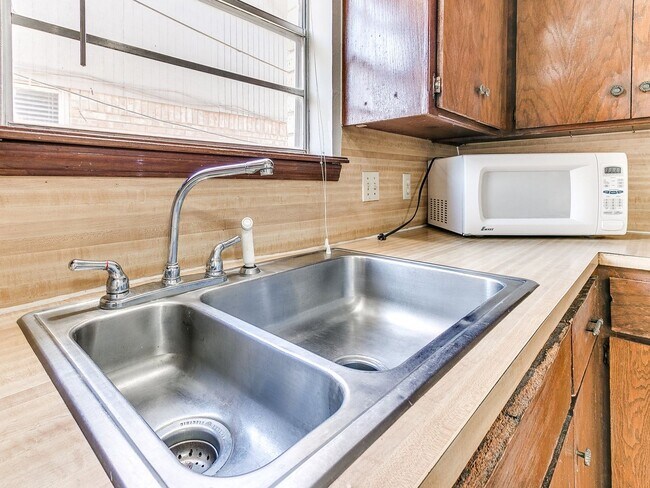 Building Photo - Charming West Norman Duplex