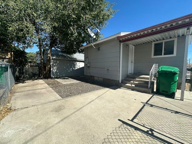 Building Photo - 827 16th St