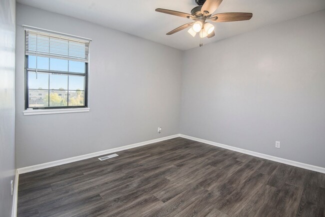 Building Photo - 2BR/1.5BA Townhouse in Smithville: GREAT LOCATION