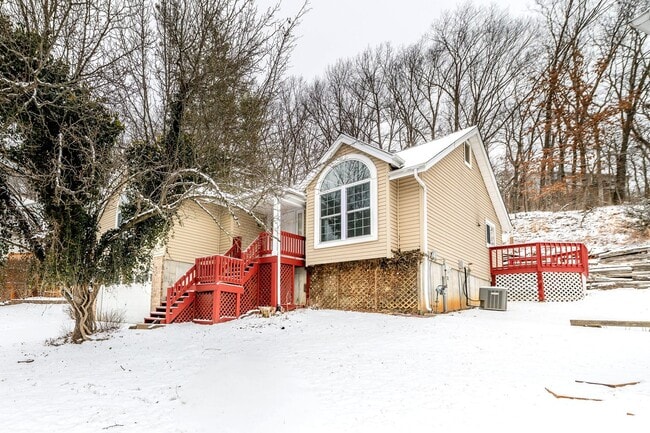 Building Photo - SPACIOUS 3 BEDROOM 2 BATH W/2 CAR GARAGE