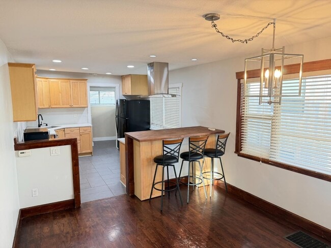 Building Photo - 565 Hollywood Ave