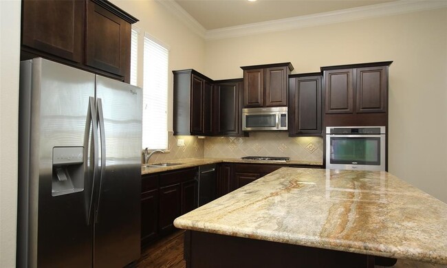 Building Photo - 2027 Fannin Station W