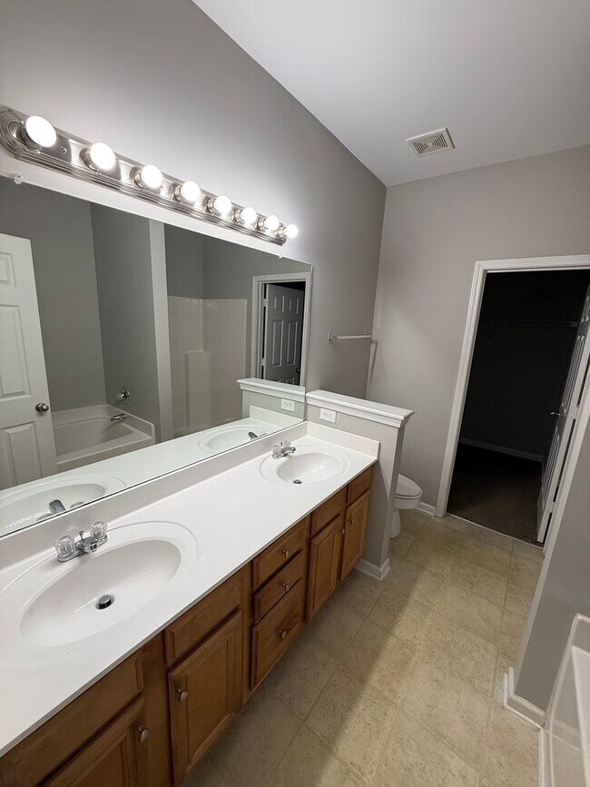 Building Photo - 1434