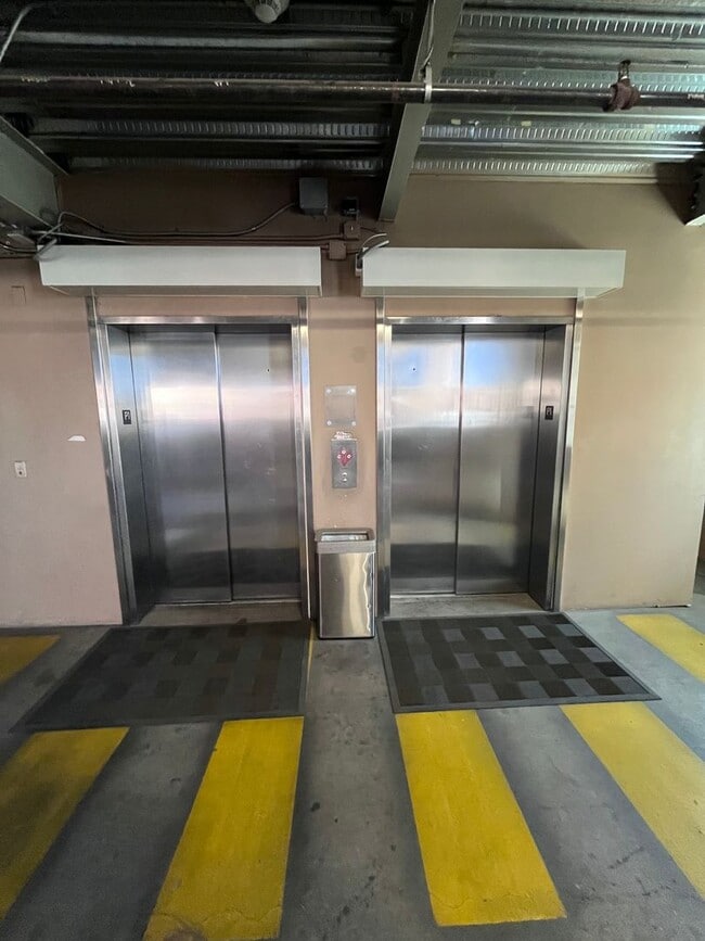 Building Photo - WOWZER Beautiful 1 bedroom Condo