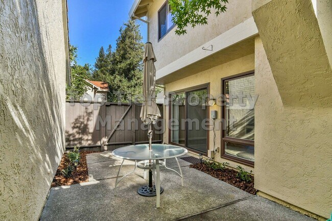 Building Photo - Beautiful 3 Bd/2.5 Ba/1697 sf Walnut Creek townhouse in desirable neighborhood! Available April 1st!