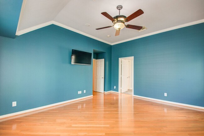 Building Photo - Stunning Three-Bedroom Townhouse Located i...