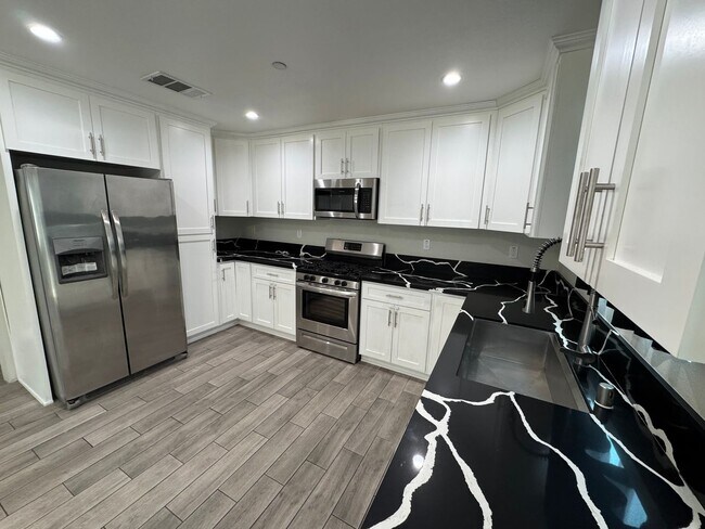 Building Photo - @ 4L Hayland