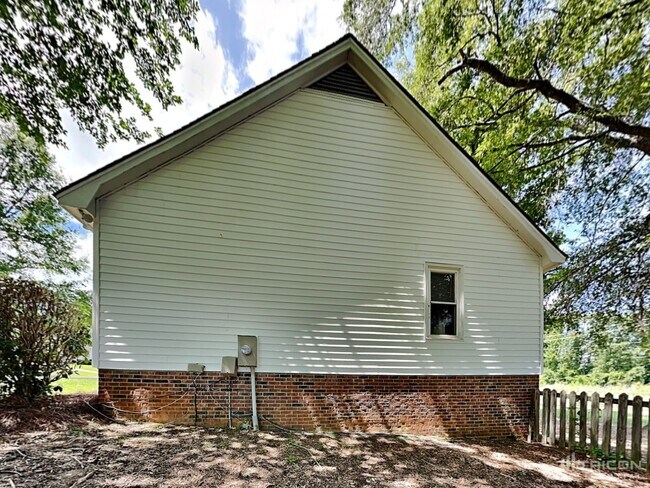 Building Photo - 229 Braewick Rd