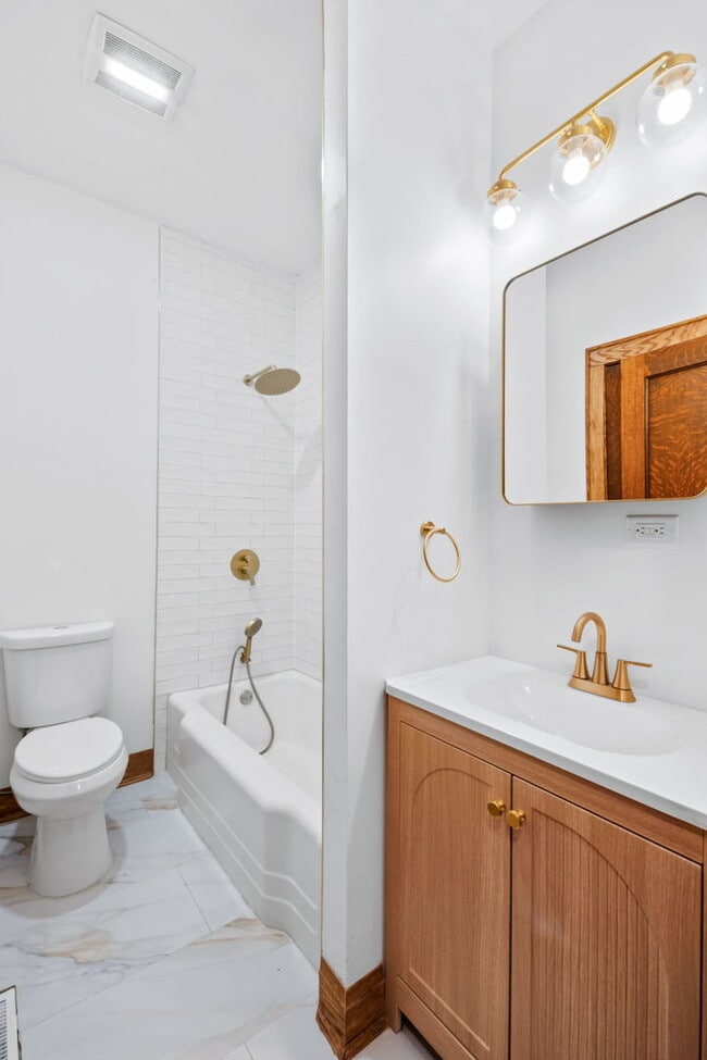 Building Photo - 2624 N Albany Ave