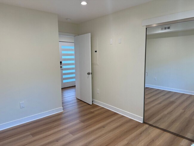 Building Photo - 2514 S Palm Grove Ave