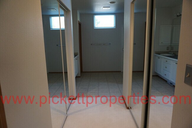 Building Photo - 12731 Plateau Cir NW