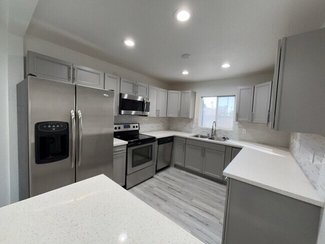 Building Photo - Cozy 2-Bed Oasis in the Heart of Downtown Las Vegas – Perfect for Urban Living!