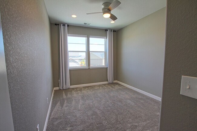 Building Photo - Luxury 5 bed for Rent in Blacktail at The ...
